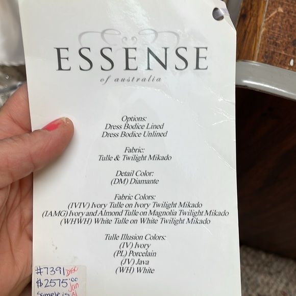 New essence of Australia beaded top with tiny buttons up entire back bridal gown - Picture 3 of 13